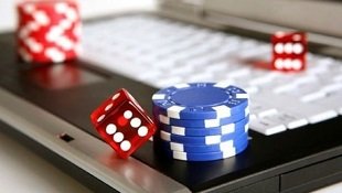 Melebt တွင် Baccarat နှင့် ကတ်ဂိမ်းများ ကစားနေသော မြင်ကွင်း